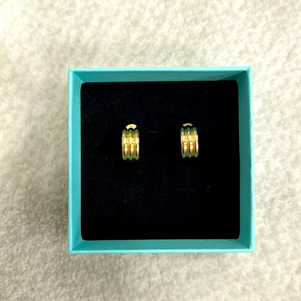 Gold plated Simon’s women hoop earrings